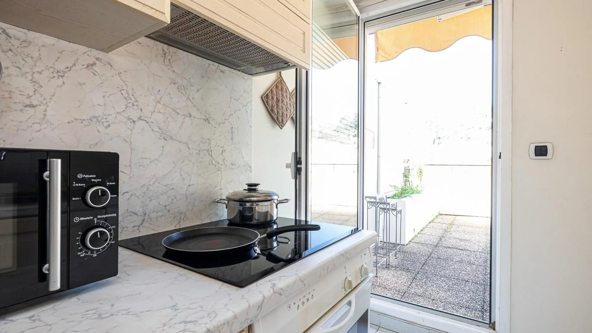 Victoria Bergamote Attic - Happy Rentals Menton France