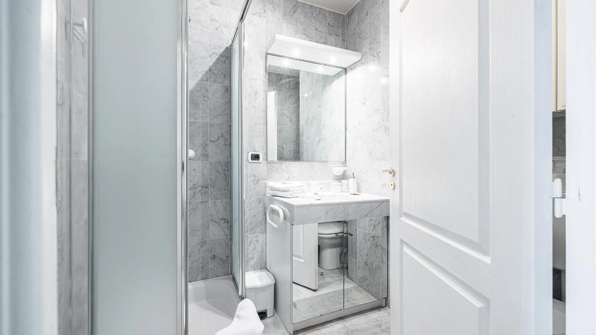 Victoria Bergamote Attic - Happy Rentals Menton