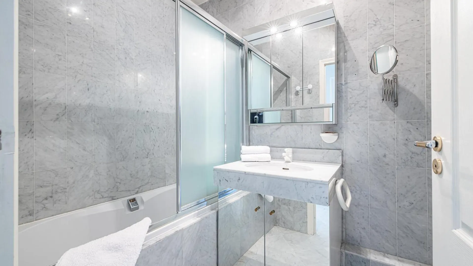 Victoria Bergamote Attic - Happy Rentals Menton 0*,  France